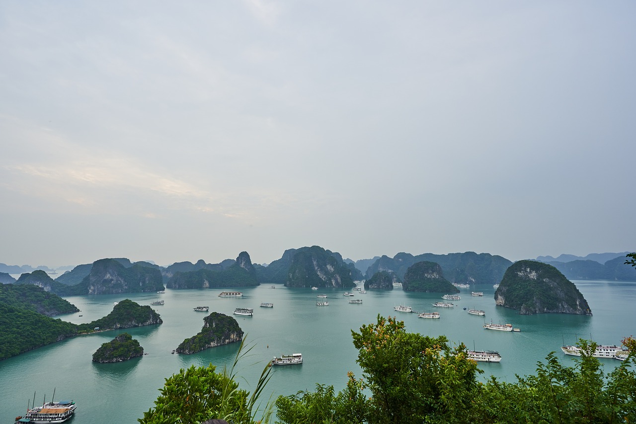 How to Be a Responsible Tourist in Vietnam’s Halong Bay